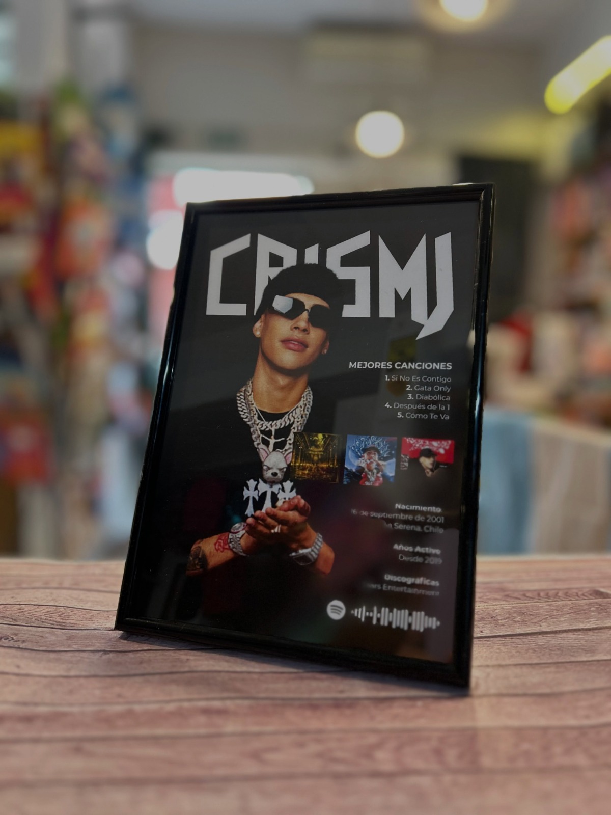 Cuadro musical personalizado enmarcado en un local